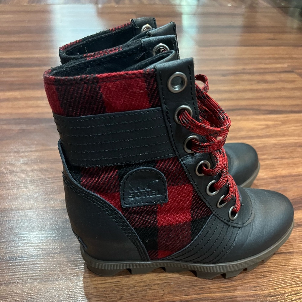 Kids Sorel Wedge booties size 1